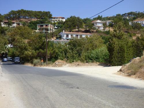 an empty road with houses on a hill at The Mesaktis River Rooms in Gialiskari