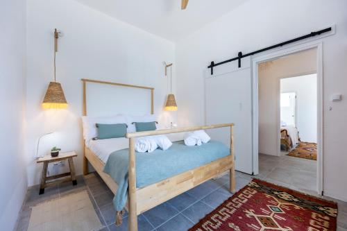 a bedroom with a bed with a blue bedspread at Casa Ladeira in Loulé