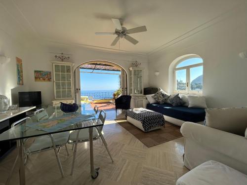 uma sala de estar com um sofá azul e uma mesa em Roof Top Belvedere em Capri