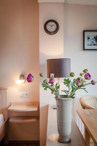 a vase with flowers on a table in a room at Ferienhaus Meixner in Riedenburg