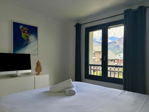 une chambre avec un lit et une fenêtre avec vue dans l'établissement Le Bettex - Lumineux - Vue montagne, à Saint-Gervais-les-Bains