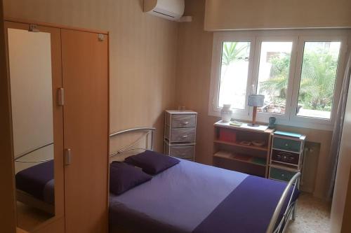 une chambre avec un lit, une commode et une fenêtre dans l'établissement Appart 6 Couchages proche centre, grande terrasse, à Nice