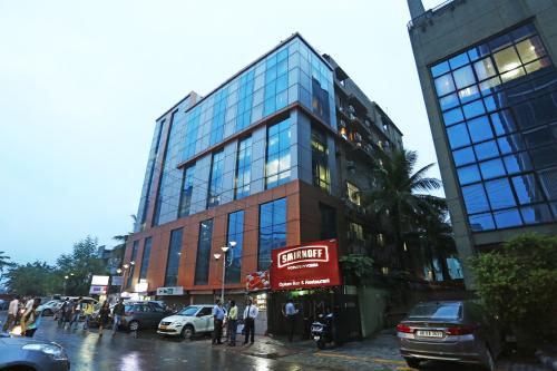 コルカタにあるHotel O The Stayの車道の大きなガラス張り