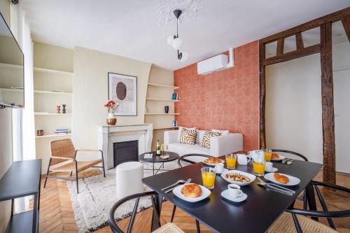 un salon avec une table avec de la nourriture dessus dans l'établissement 2#Two Bedrooms#Champs Elysées#Arc de Triomphe#AC, à Paris