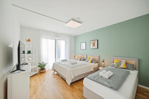 ein Schlafzimmer mit 2 Betten und einem TV in der Unterkunft Salí Homes R4 - hochwertiges Apartment mit Terrasse in Bayreuth