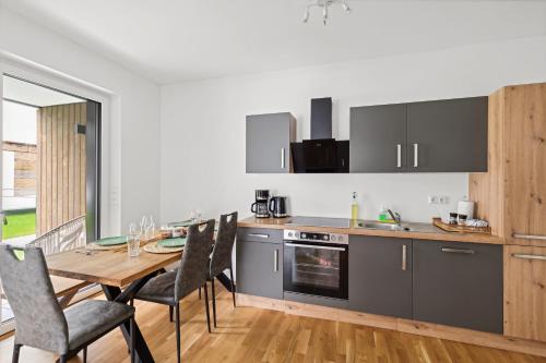 Кухня или мини-кухня в Salí Homes R4 - hochwertiges Apartment mit Terrasse
