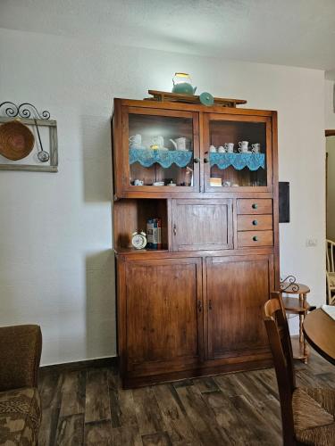 a wooden hutch with dishes in it in a room at S'Arrosa de Monti in Villaputzu