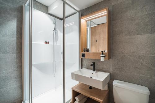 サン・ベルナルディーノにあるHotel Brocco & Postaのバスルーム(シャワー、洗面台、トイレ付)