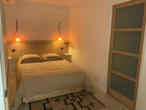 - une chambre avec un lit avec deux oreillers et une fenêtre dans l'établissement Métairie la Faurie Drôme, à Aurel