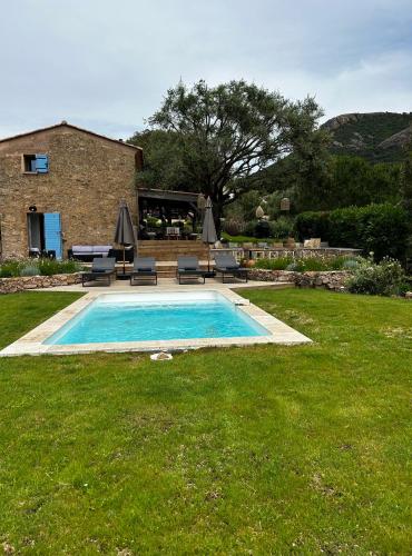 une piscine dans la cour d'une maison dans l'établissement La Bergerie de l'Alivettu en Corse, à Alata