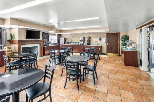 een restaurant met tafels en stoelen en een keuken bij Clarion Inn & Suites Indianapolis Northwest in Indianapolis