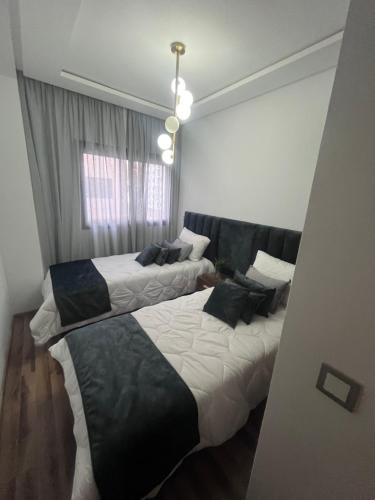 Ένα ή περισσότερα κρεβάτια σε δωμάτιο στο Charmant appartement 2 chambres à Casablanca, à 10 min de la plage