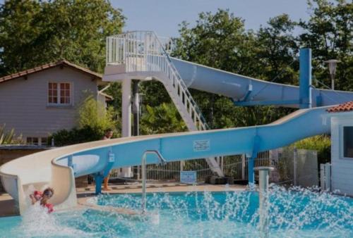 - un toboggan bleu dans la piscine dans l'établissement Mobil home dans camping le domaine de soulac siblu, à Soulac-sur-Mer
