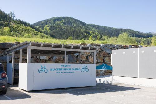 モーテルから撮影された、または一般的な山の景色