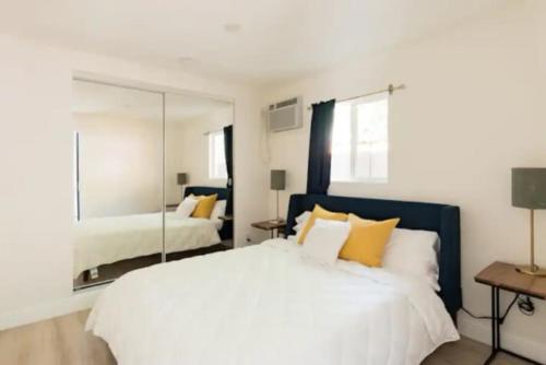 Cama ou camas em um quarto em Modern Private Unit With Serene Backyard