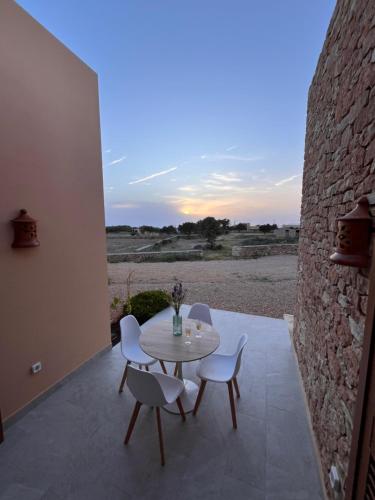 stół i krzesła na patio z widokiem na pustynię w obiekcie Agroestancia Es Peieret w mieście Sant Francesc Xavier