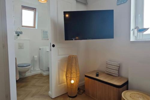 ein Bad mit WC und einen TV an der Wand in der Unterkunft BERCK Beach Attitude 160 QUEEN SIZE très confort - 3min de la plage in Berck-sur-Mer
