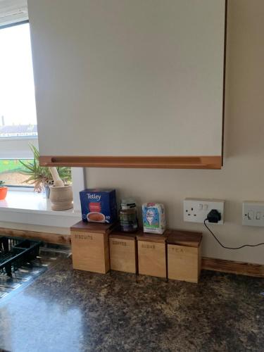 ein Raum mit Kisten, einem Whiteboard und einem Fenster in der Unterkunft Kings St View Simple Apartment in Aberdeen