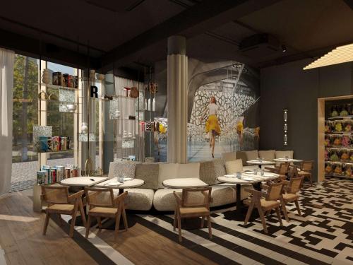 een weergave van een restaurant met tafels en stoelen bij Radisson Hotel Reims in Reims