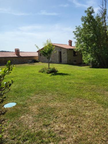 une maison avec une cour arborée dans l'établissement chambre ciel et terre et chambre terrasse, à Saint-Laurent-de-Cerdans