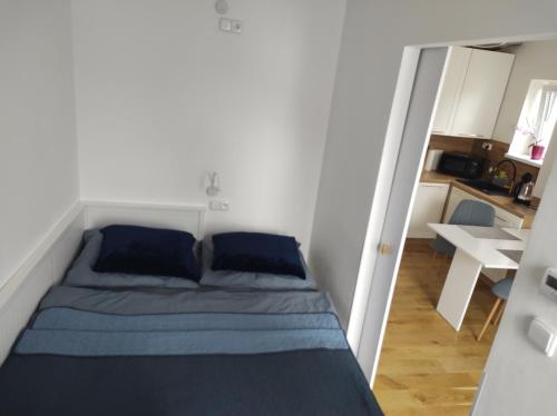 Ένα ή περισσότερα κρεβάτια σε δωμάτιο στο Útulný malý byt