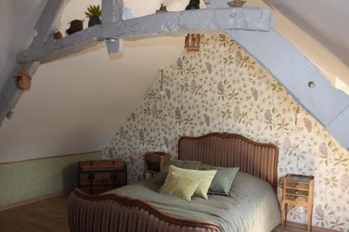 1 dormitorio con 1 cama en el ático en Bocage et Coquillage, en Gouville-sur-Mer