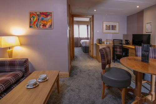 Televisyen dan/atau pusat hiburan di Best Western Premier Suites Hotel & Spa Liverpool-Knowsley