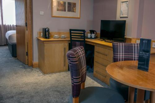 Televisyen dan/atau pusat hiburan di Best Western Premier Suites Hotel & Spa Liverpool-Knowsley