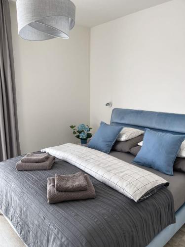 a large bed with towels on it in a bedroom at Mega Lux Apartament z Basenem & Spa z Parkingiem in Sianozety