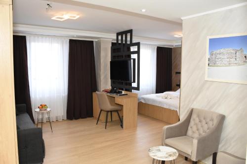 Habitación de hotel con 1 dormitorio con 1 cama y TV en Hotel "Srbija Tis", en Zajecar