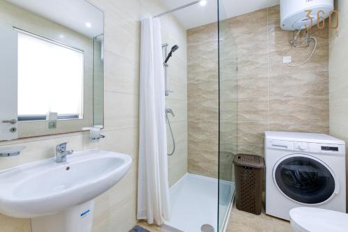 Koupelna v ubytování Charming Pietà 2BR Apartment with Private Balcony by 360 Estates