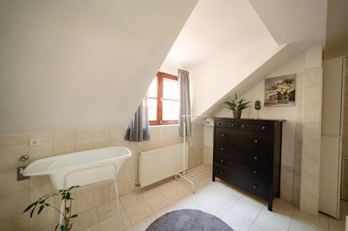 uma casa de banho com um lavatório e uma cómoda em Edenrock Stairs em Leányfalu