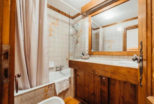 une salle de bain avec une baignoire, des toilettes et un lavabo dans l'établissement Studio au pied des pistes et golf Megeve, à Megève