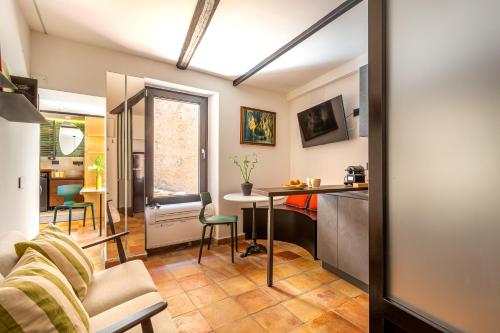 Una cocina y una sala de estar con mesa y sillas. en iFlat Campo de' Fiori modern apartment, en Roma