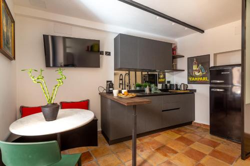 una cocina con una mesa y una encimera en iFlat Campo de' Fiori modern apartment, en Roma