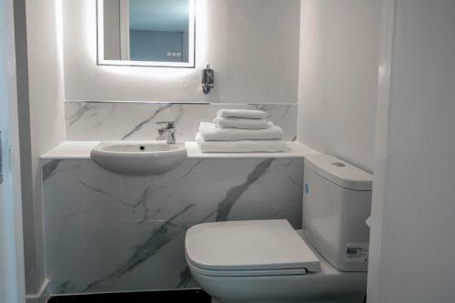 Bilik mandi di Best Western Premier Suites Hotel & Spa Liverpool-Knowsley