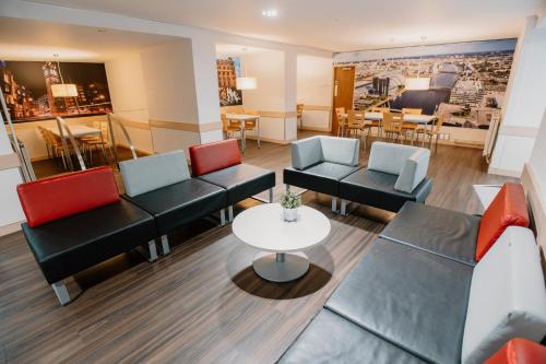 una sala de espera con sofás y una mesa en Glasgow Youth Hostel en Glasgow