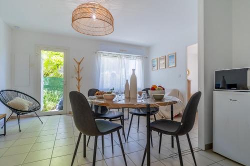 une cuisine et une salle à manger avec une table et des chaises dans l'établissement Therjad - A deux pas du port de la Teste, à La Teste-de-Buch