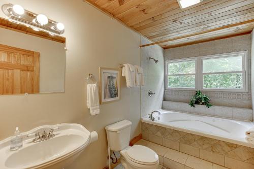 Bathroom sa Cabin with Jacuzzi & Hydrotherapy SpaNear Helen