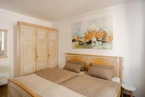 Tolles Apartment in idyllischer ruhiger Lage في براونشفايغ: غرفة نوم بسريرين ولوحة على الحائط