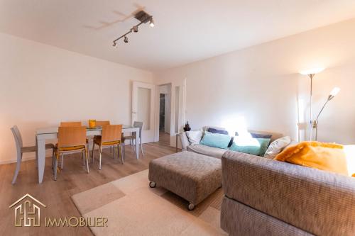 un salon avec un canapé et une table dans l'établissement Les Jonquilles - Colmar, à Colmar