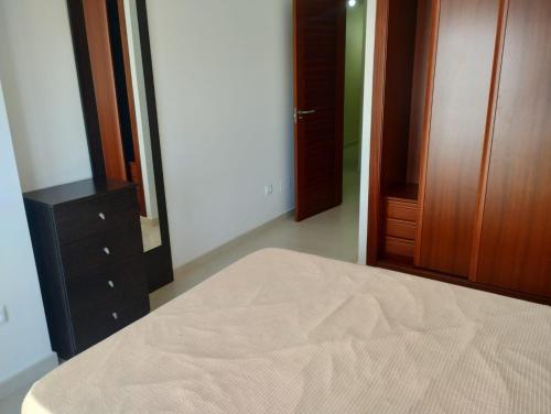- une chambre avec un lit, une commode et un miroir dans l'établissement Vistamar Galicia Rua Muralla, à Ribeira