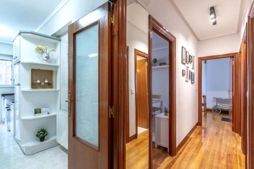 een hal met een deur naar een badkamer bij Etxebarria apartment by People Rentals in Bilbao