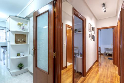 korytarz z drzwiami prowadzącymi do łazienki w obiekcie Etxebarria apartment by People Rentals w mieście Bilbao