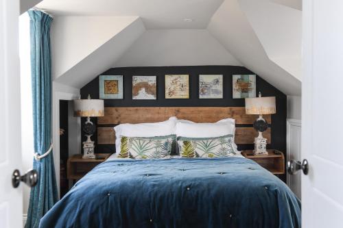 ein Schlafzimmer mit einem blauen Bett mit zwei Lampen in der Unterkunft Marners Rock No 2 in Fowey