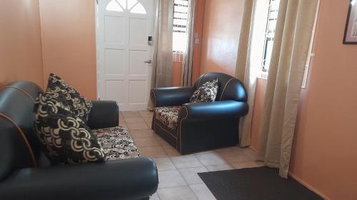 Coin salon dans l'établissement Angie's Cove, modern get-away overlooking Castries