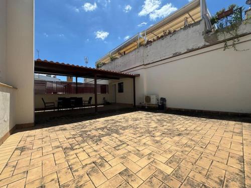 an empty courtyard of a white building with a patio at Ático con terraza privada cerca de la catedral in Seville