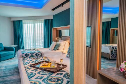 Postel nebo postele na pokoji v ubytování Royal Wings Hotel
