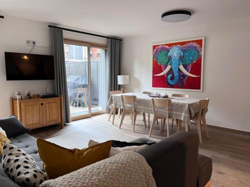 Modern 3 bedroom apartment close to lifts