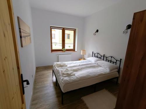 Postel nebo postele na pokoji v ubytování Dormowo 34 Apartamenty nad jeziorem